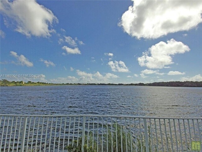 Building Photo - 2851 N Oakland Forest Dr