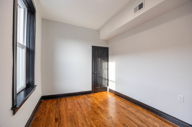 Building Photo - 2842 W Augusta Blvd