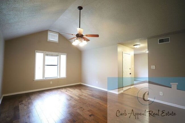 Building Photo - Beautiful 2 bedroom / 2 bath home with a fenced in yard!!