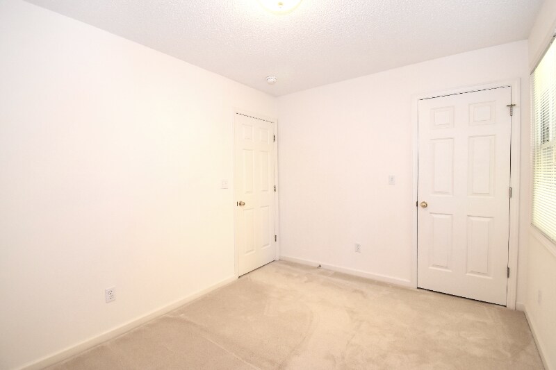 Building Photo - 9 Spruce Dr