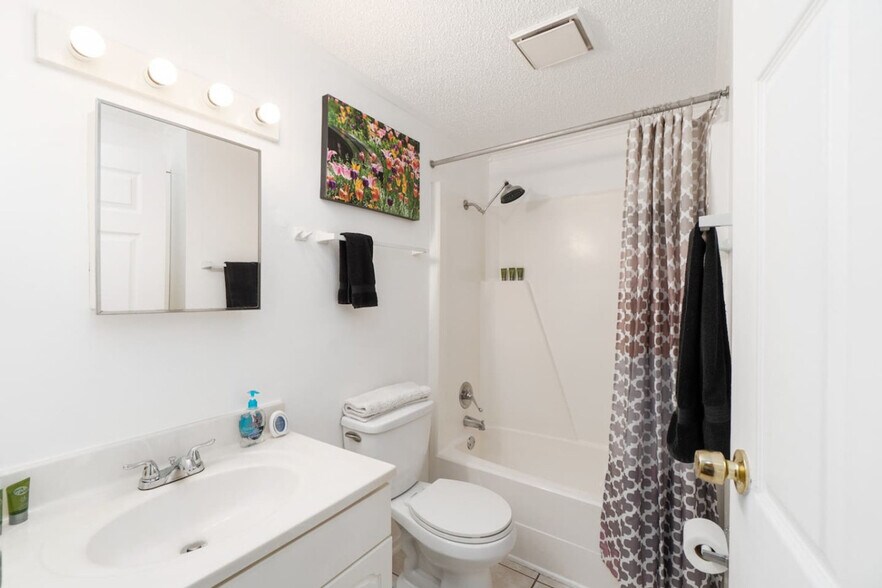 Building Photo - 2490 SW 14th Dr