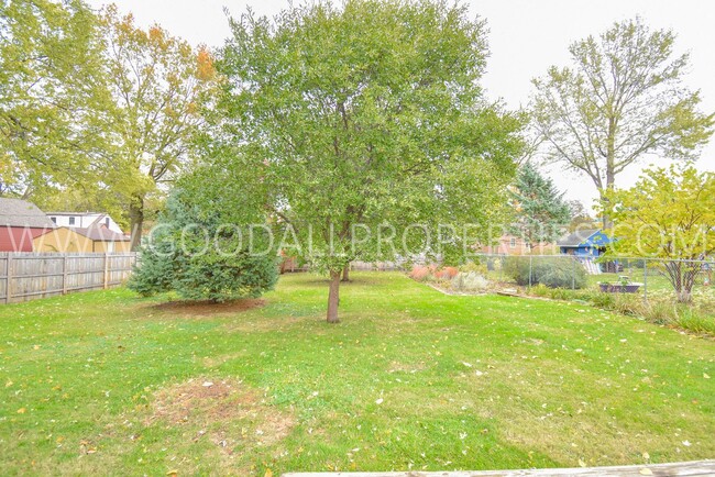 Building Photo - 3 Bedroom home with a fenced yard and atta...