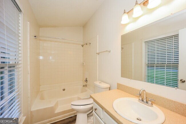 Building Photo - 10916 Clearwater Dr