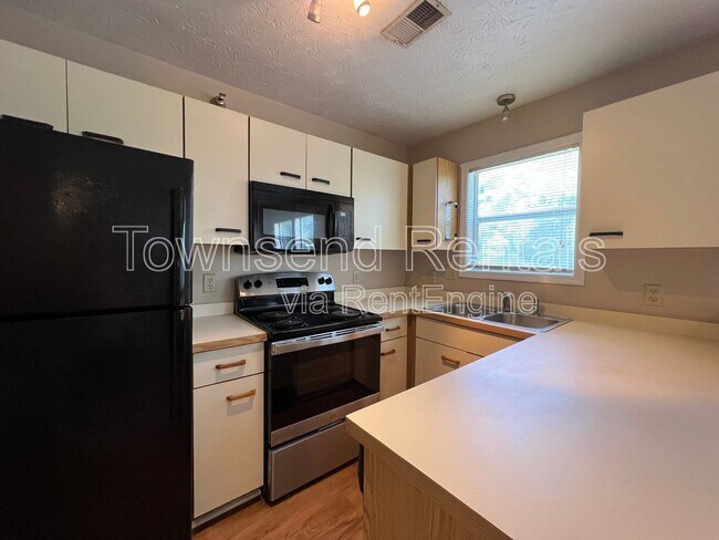 Building Photo - 950 Stewarts Creek Dr