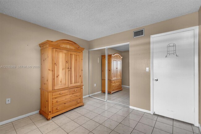 Building Photo - 1757 W 57th St