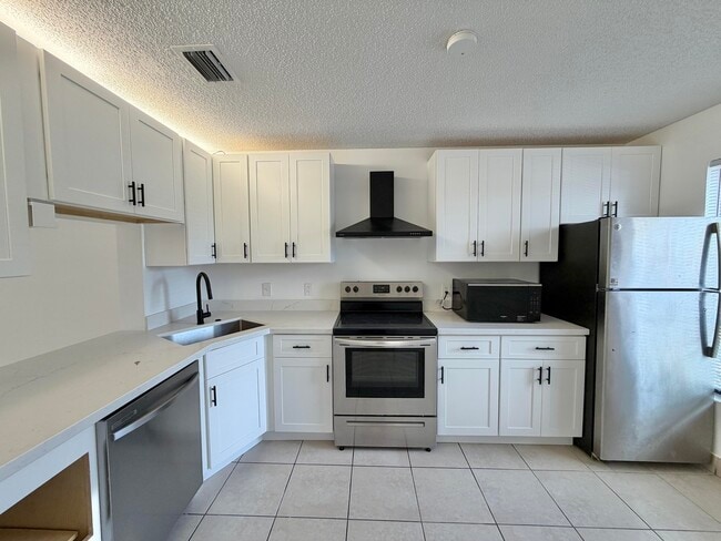 Building Photo - 799 Hill Dr