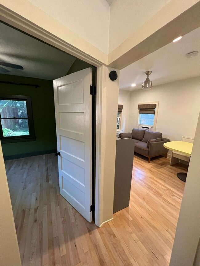 Building Photo - Walk to Campus From This Cute 2 Bedroom Back House