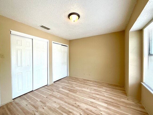 Building Photo - Available Now! 3 Bedroom / 2 Bath Home Nea...