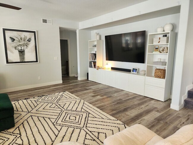 Building Photo - Gorgeous Home with 5 Bedrooms, 3 Baths, So...