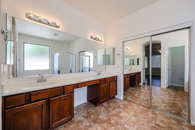 Building Photo - Welcome to this stunning 3-bedroom, 2-bath...