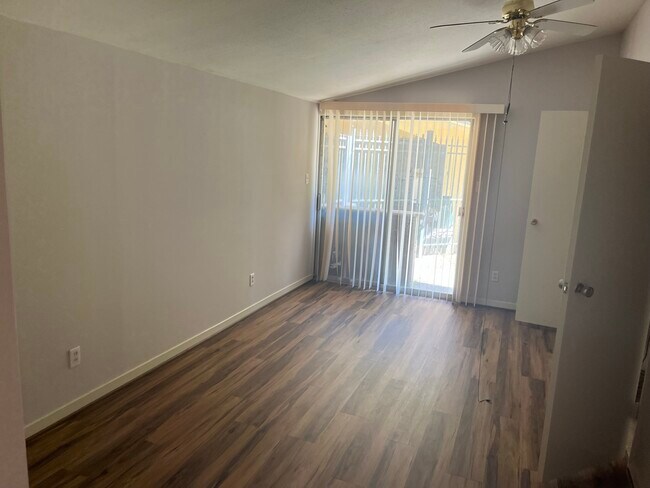 Upstairs bedroom - 242 Hollyvale Dr