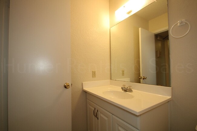 Building Photo - Check Out This Home!