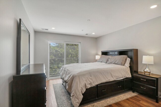 Building Photo - Modern 2-Bedroom with In-Unit W/D on Georg...