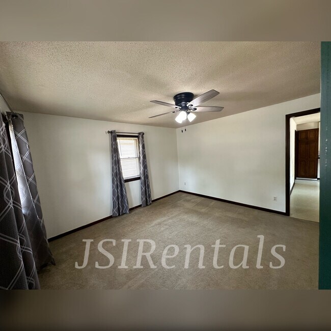 Loving room - 1811 S Montgomery Ave