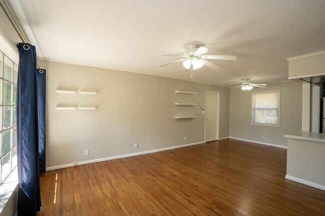 Building Photo - 3 Bed 1 Bath MIDTOWN home!!