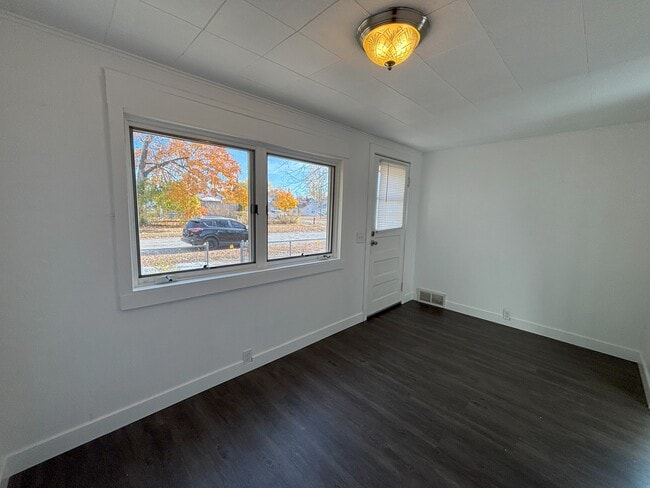 Building Photo - 305 20th St N
