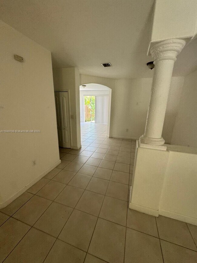 Building Photo - 15071 SW 9th Ln