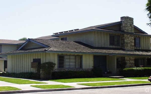 Building Photo - Huntington Palms