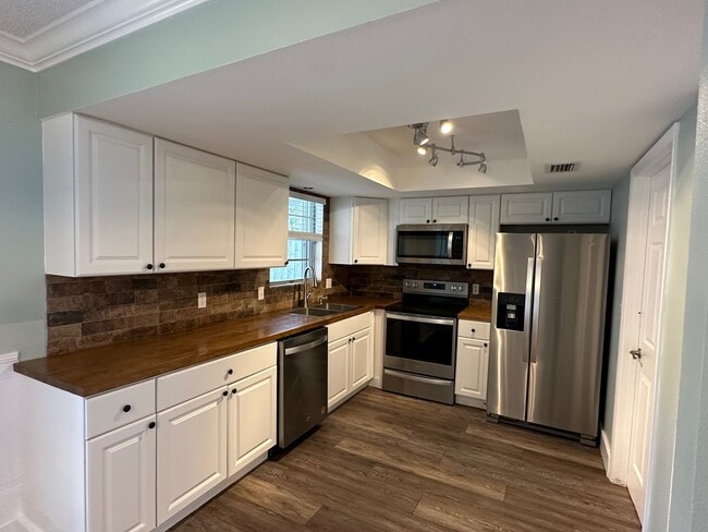 Building Photo - 647 Goodwin Ave