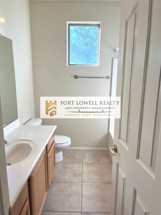 Building Photo - 3/2.5 2 car garage/washer/dryer/private yard