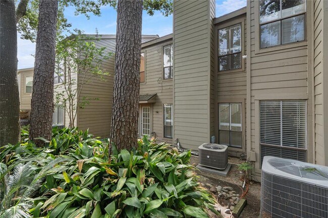 Building Photo - 9400 Doliver Dr