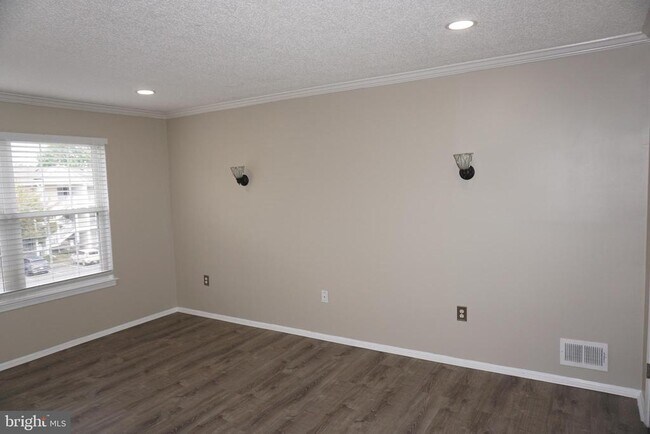 Building Photo - 80 Versailles Ct