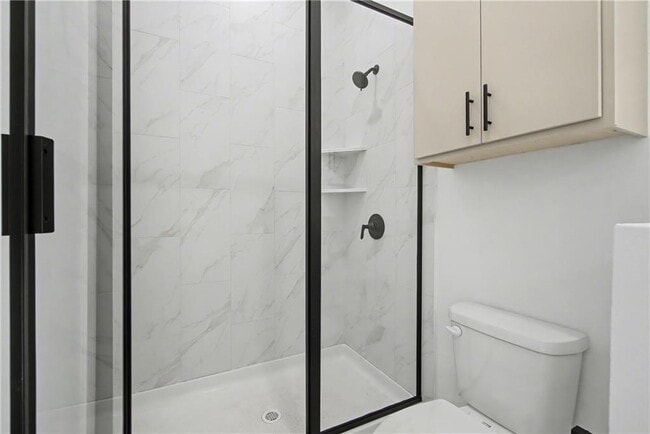 Building Photo - 310 Hedge Dr