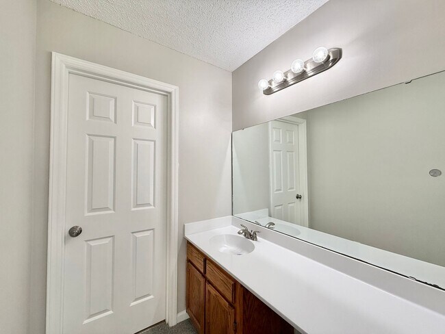 Building Photo - Charming 3BD, 2BA Raleigh Home Near Downtown Raleigh