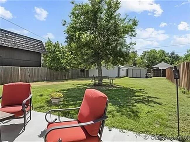 Building Photo - Cute, clean home