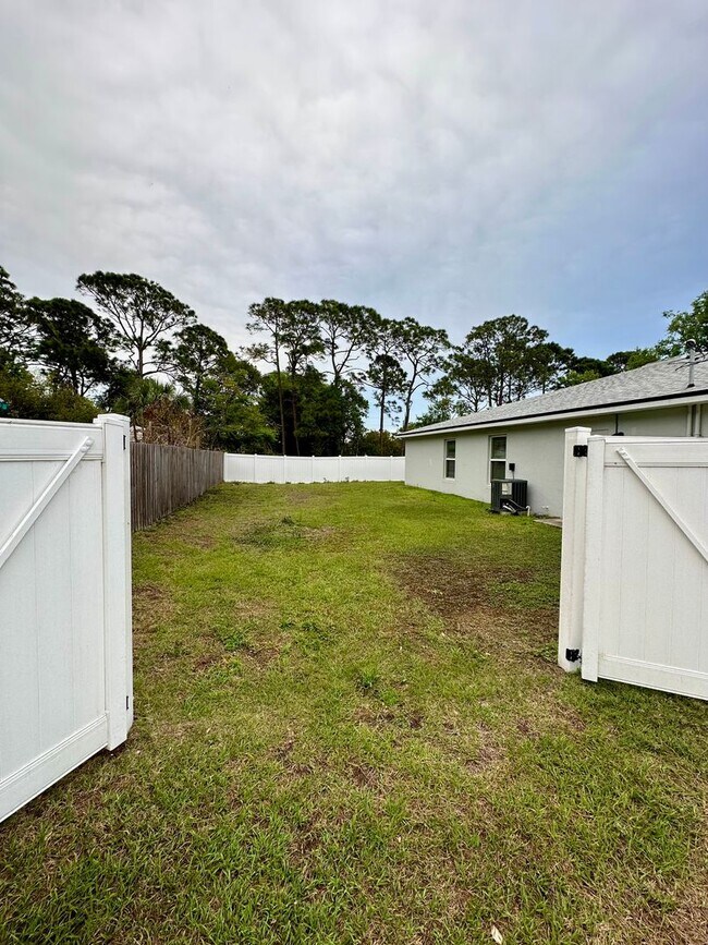 Building Photo - 2027/2029 Guava Drive
