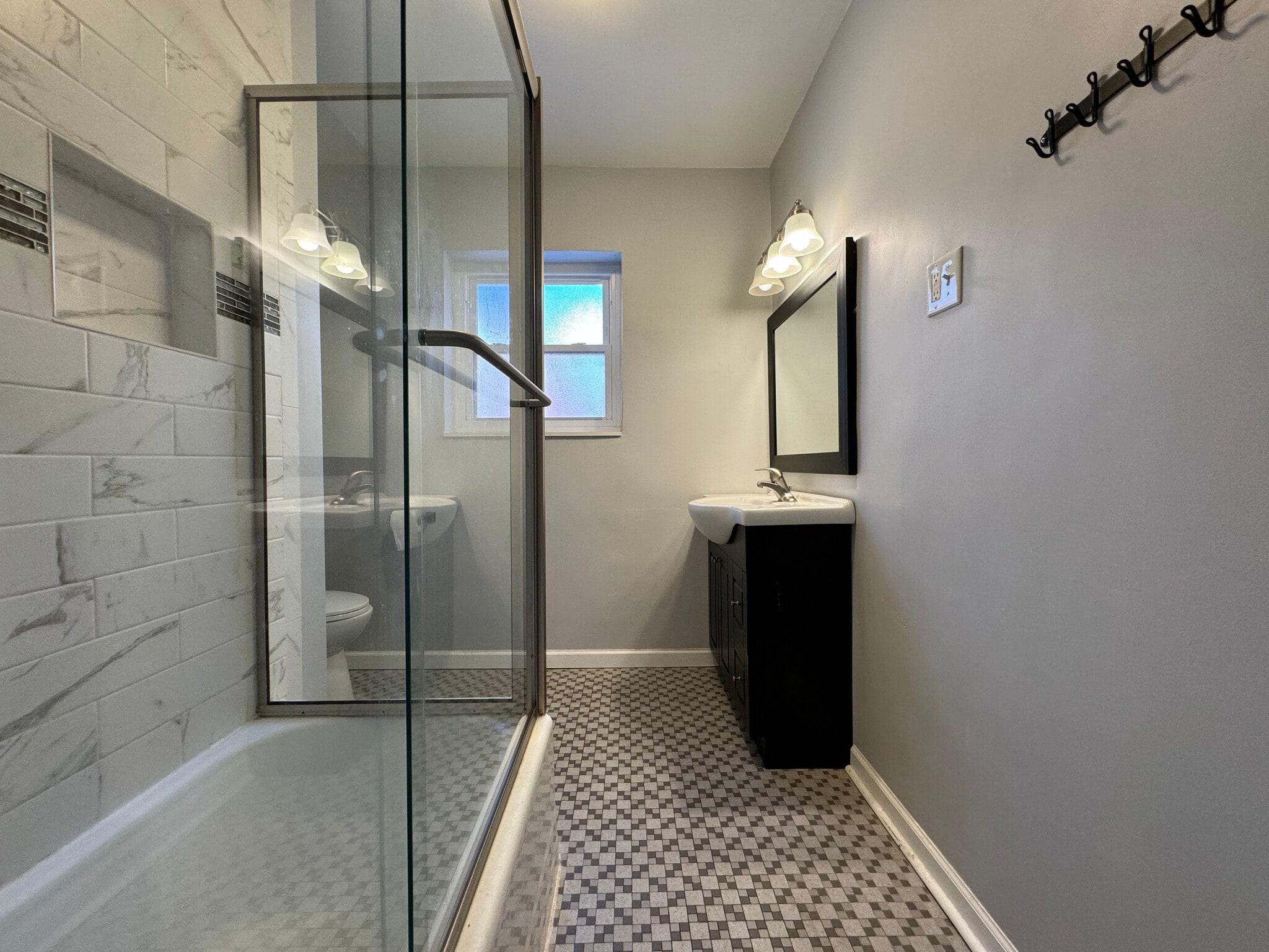 Building Photo - 422 S Hanley Rd