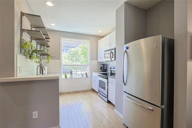 Building Photo - "Chic Canal Boat Ct Retreat: Spacious 1-Bedroom with Two Baths & Modern Amenities!"