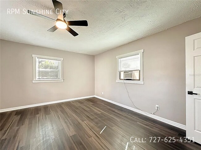 Building Photo - 944 18th Ave S