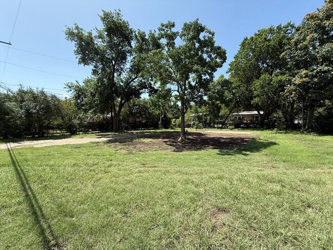 Building Photo - 305-401 Chaparral Rd