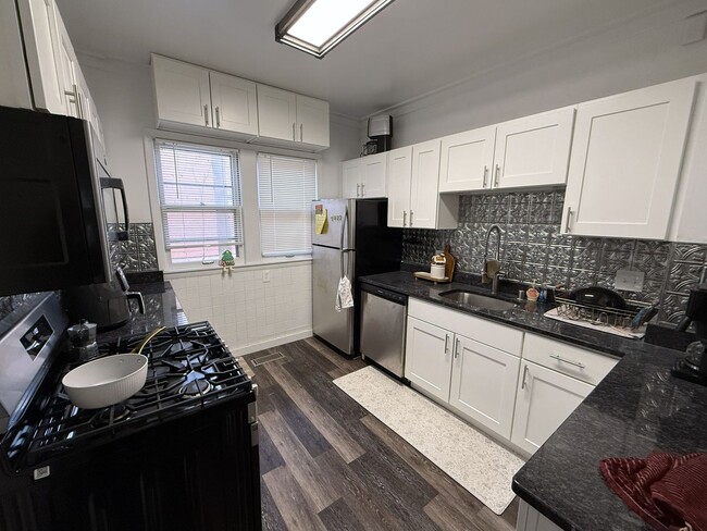 Building Photo - 2 Lathrop St