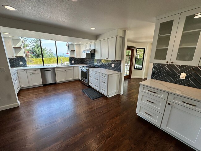 Building Photo - Stunning large 3 bedroom home in West Aubu...