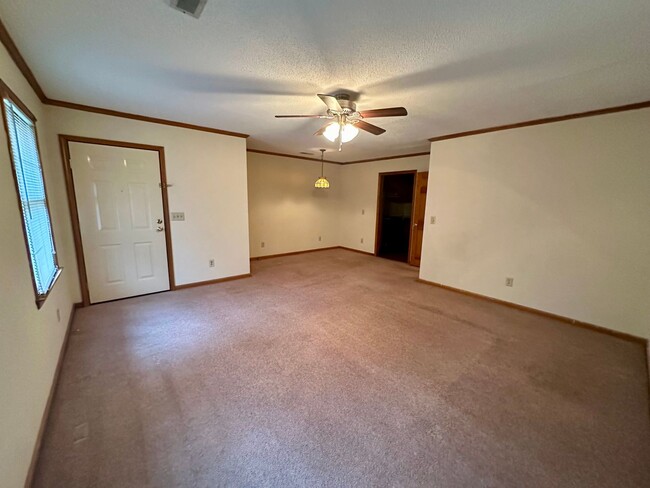 Building Photo - Conveniently Located Townhouse!