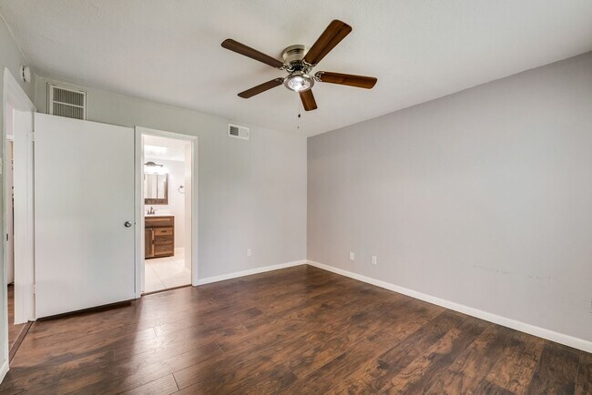 Building Photo - Spacious 2nd floor corner unit in Richardson