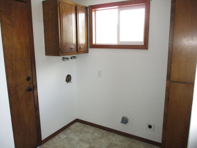 Building Photo - Beautiful 3 Bedroom, 1 Bath Ranch in Lovel...