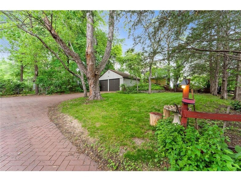Detached Garage - 2600 W 110th St