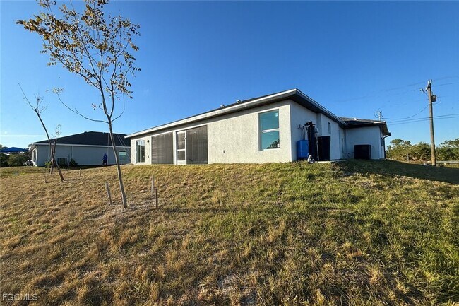 Building Photo - 112 NW 23rd Ave