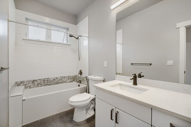 Building Photo - Beautiful 4bed/2.5bath Home in Desirable West Seattle Location!