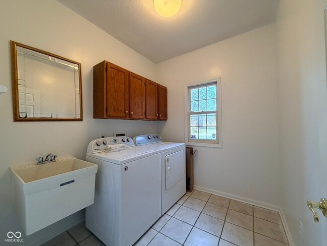 Building Photo - 1351 Woodpond N Roundabout