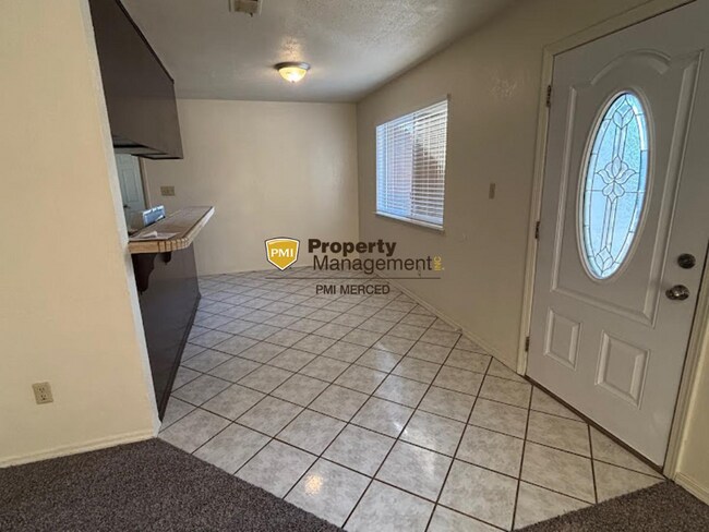 Building Photo - 2 Bedroom House Available Now for $1900!