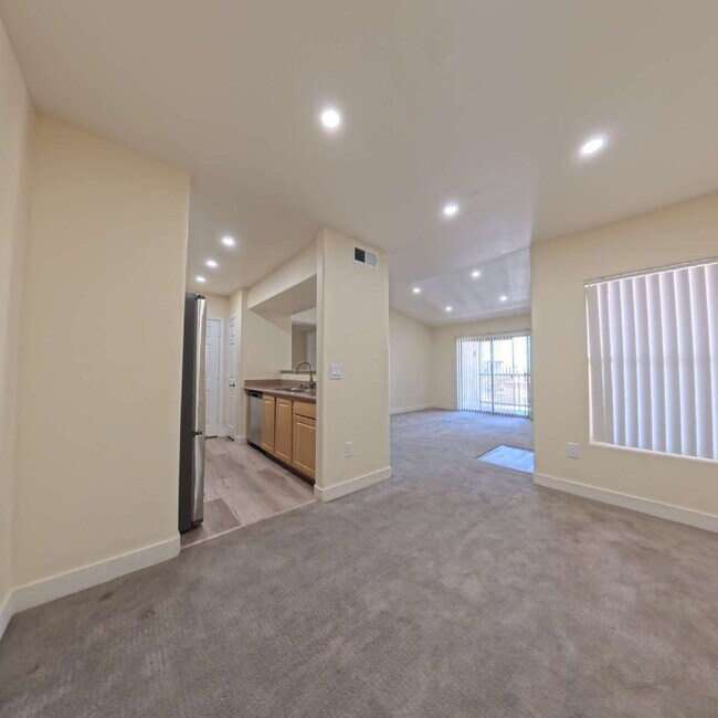 Building Photo - Charming 2nd Floor Unit In Gated Community!