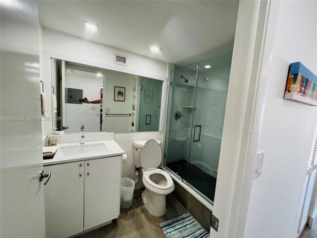 Building Photo - 1450 Brickell Bay Dr