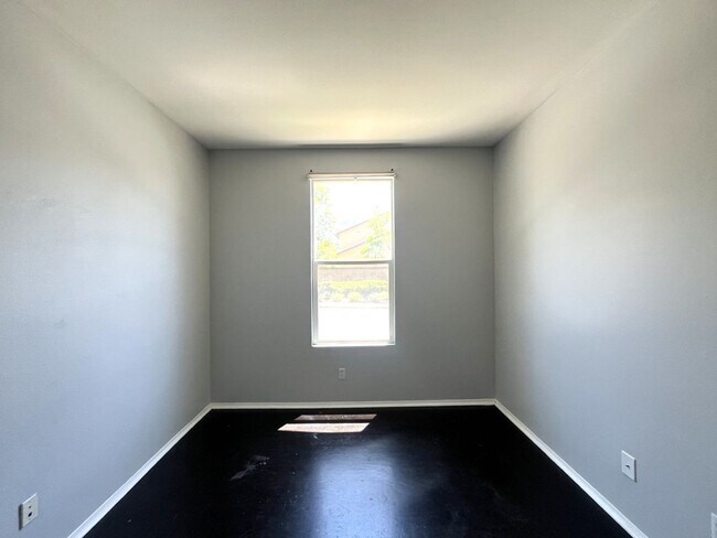 Building Photo - 3 bed, 2 bath located in Corona, CA!