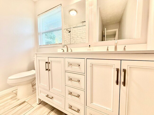 Building Photo - Your DeLand Escape: 4 Bedrooms + Pool at G...