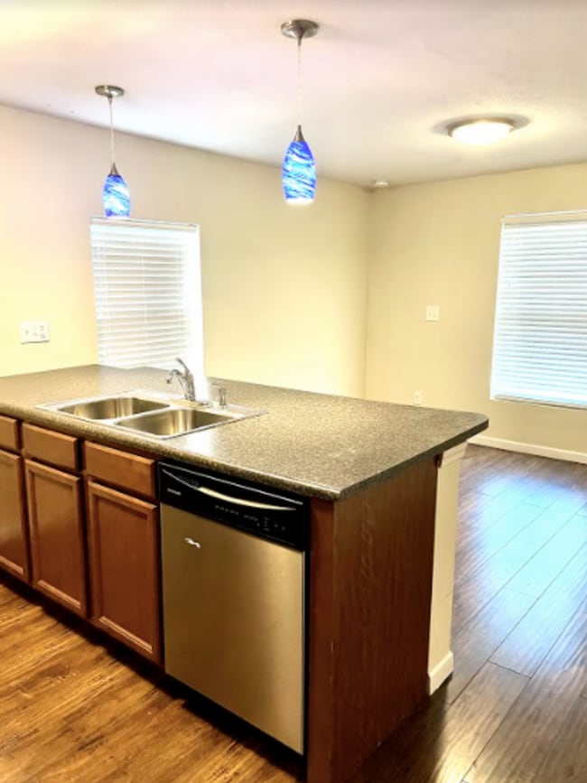 Building Photo - 1 Bedroom Apartment