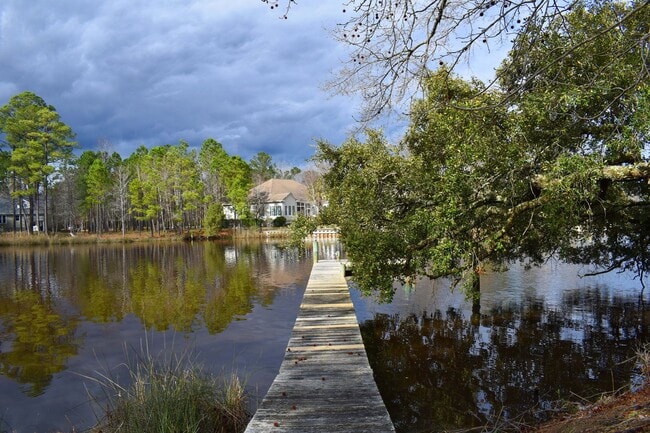 Building Photo - Great Waterfront Brick Home